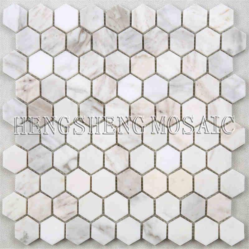 L'ultima progettazione ha lucidato le mattonelle di mosaico di esagono di marmo bianco di Carrara per le pareti della spruzzata della parte posteriore della cucina