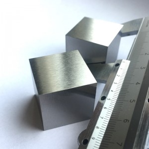 Cubo di puro metallo tungsteno