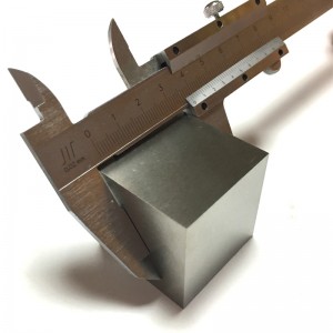 Cubo di puro metallo tungsteno