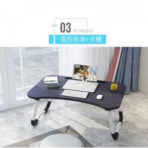 Tavolo pieghevole sul letto del computer