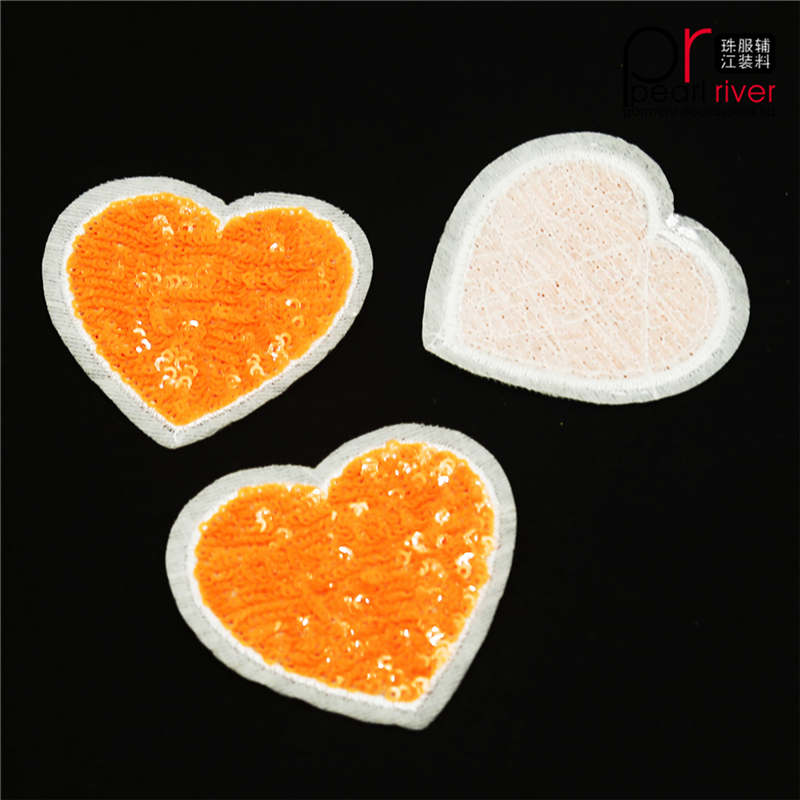 Patch di paillettes a forma di cuore arancione