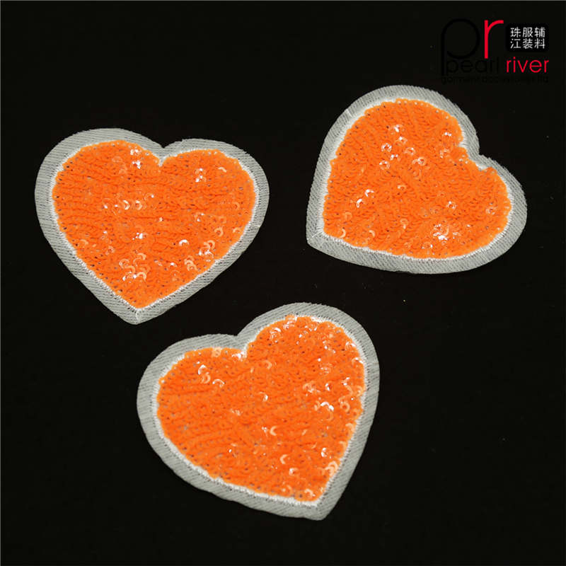 Patch di paillettes a forma di cuore arancione