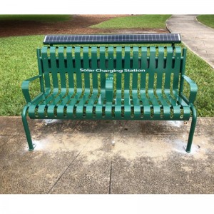 Panchina di ricarica Uptown con pannelli solari dietro