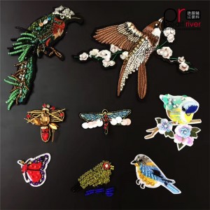 Ultima patch ricamata con fiori e animali