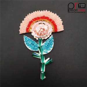 Ultima patch ricamata con fiori e animali