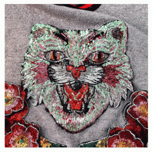 Maglione fatto a mano per donna con applicazioni di paillettes e fiori