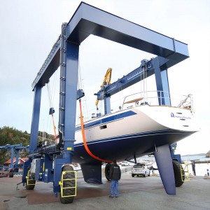 Gru per la movimentazione di barche e yacht