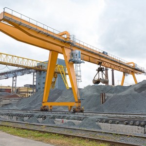 Gru a portale con gru a benna