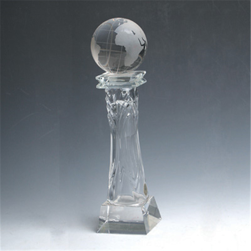Trofeo di cristallo con palla in alto