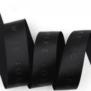 nastro in raso nero stampato in rilievo con stampa logo colorato personalizzato