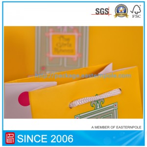 Bel sacchetto di carta regalo