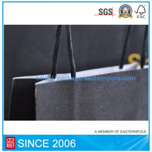 Sacchetto di carta nero con logo a lamina