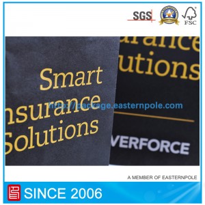 Sacchetto di carta nero con logo a lamina