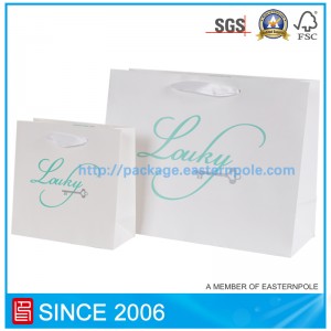 Sacco di carta in materiale riciclato per l'abbigliamento