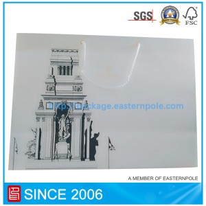 Sacchetto di carta kraft bianco per l'abbigliamento