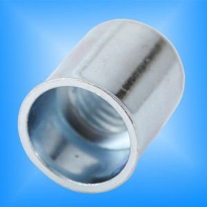 L'elevatore riduce i dadi del ribattino della testa