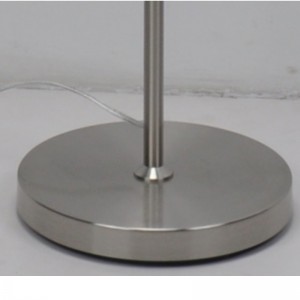 Lampada da terra con paralume in tessuto nero tagliato al laser