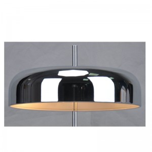 Lampada da tavolo con paralume in metallo e base piatta