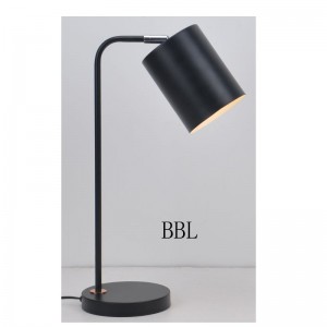 Lampada da tavolo con paralume in metallo e regolazione della funzione paralume