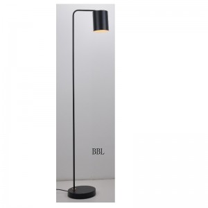 Lampada da terra con paralume in metallo e regolazione della funzione paralume