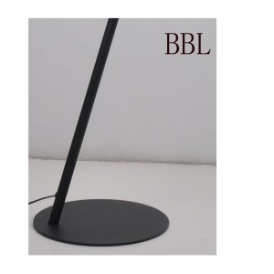 Lampada da terra a LED con paralume in metallo