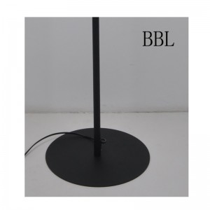 Lampada da terra con paralume in tessuto tagliato a laser, base piatta