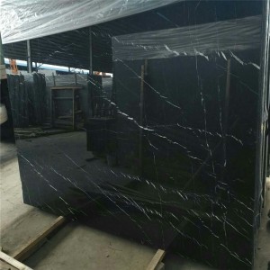 Marmo Nero Marquina a righe bianche