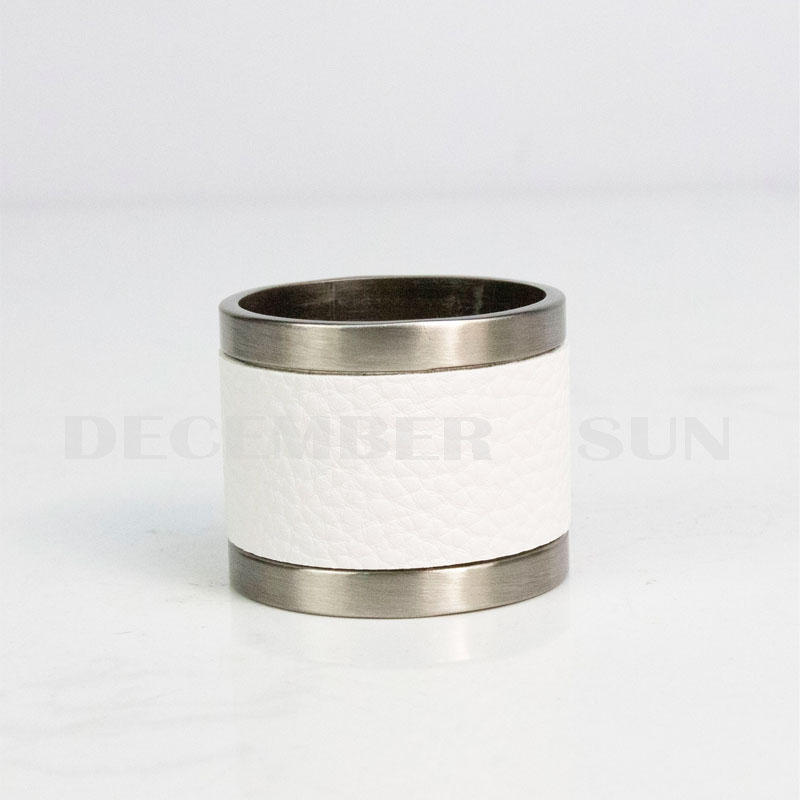 Splendido portatovagliolo in metallo e pelle