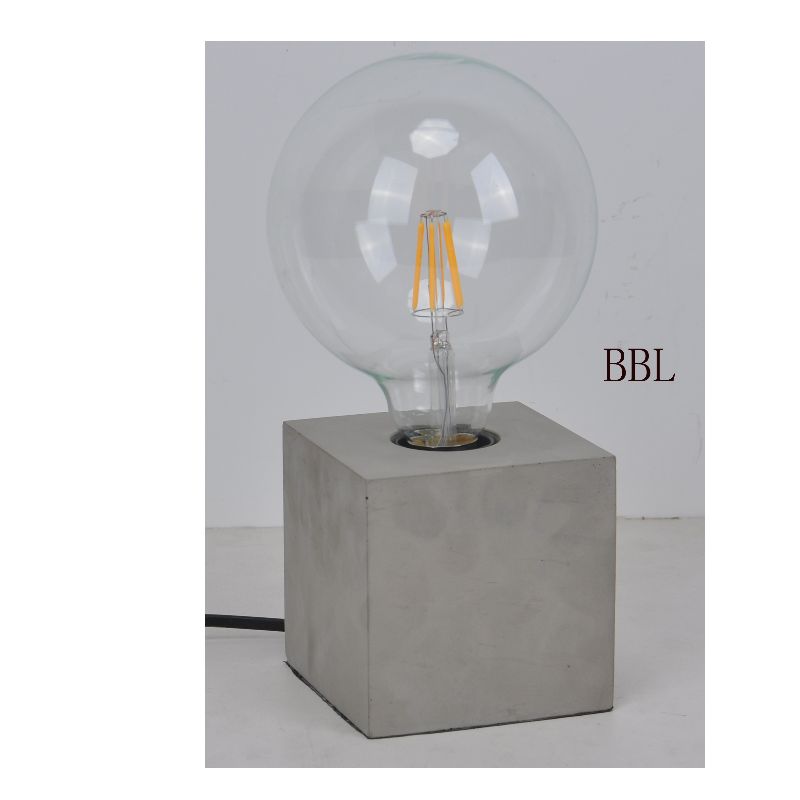 Lampada da tavolo con base quadrata in cemento