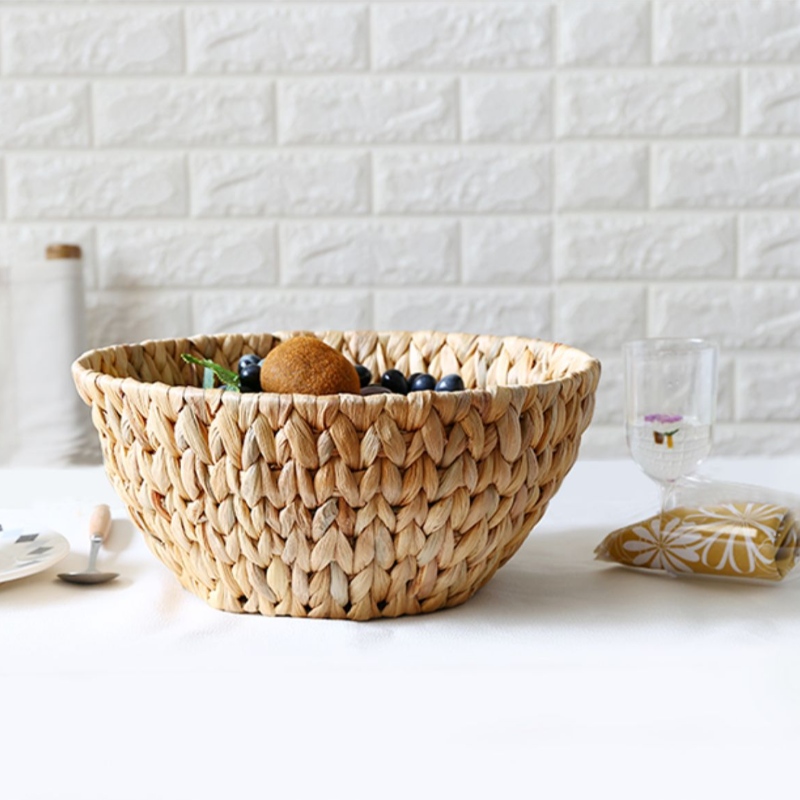 Cesto di giacinto d'acqua intrecciato