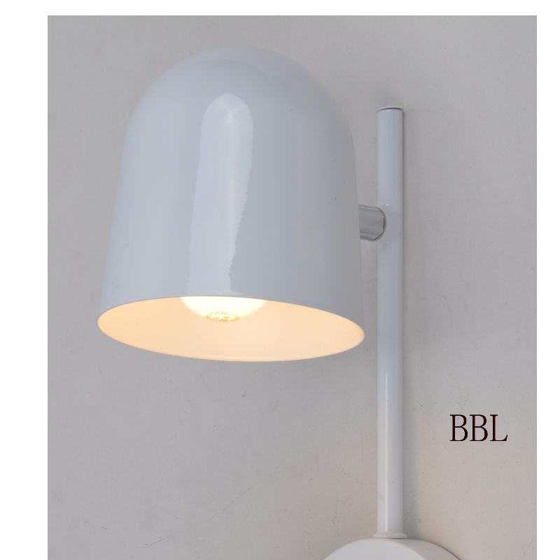 Lampada da parete con paralume in metallo girevole