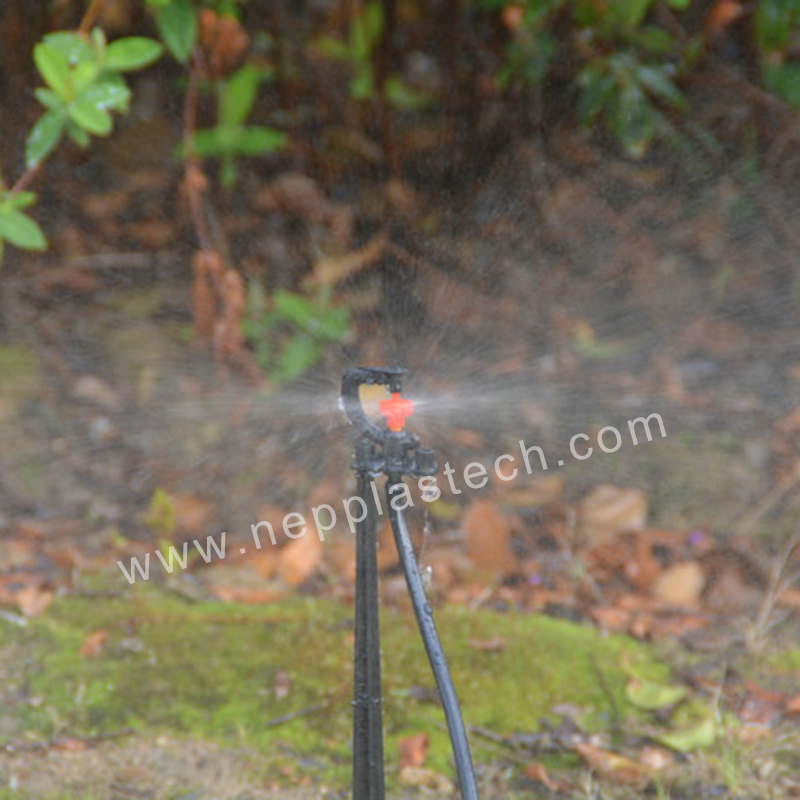 Irrigatori micro rotativi con sistema di irrigazione automatica frutteto