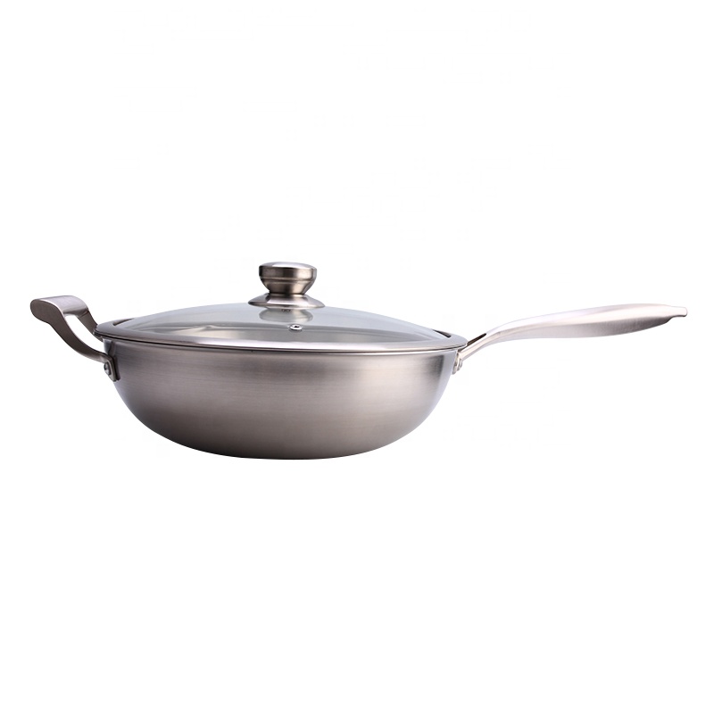 wok in acciaio inox con serratura e manico a coperchio visibile