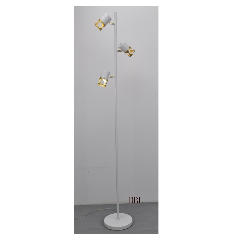 Moderna lampada da pavimento con ombra di oro bianco