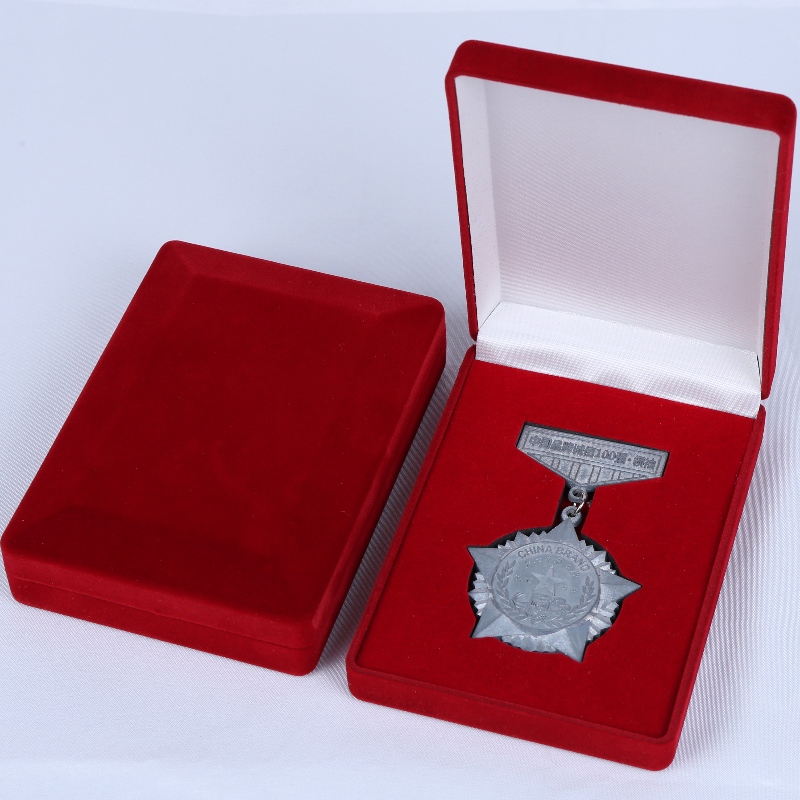 D-15 Cassetta di velluto rosso e nero su misura per monete, collana e medaglia