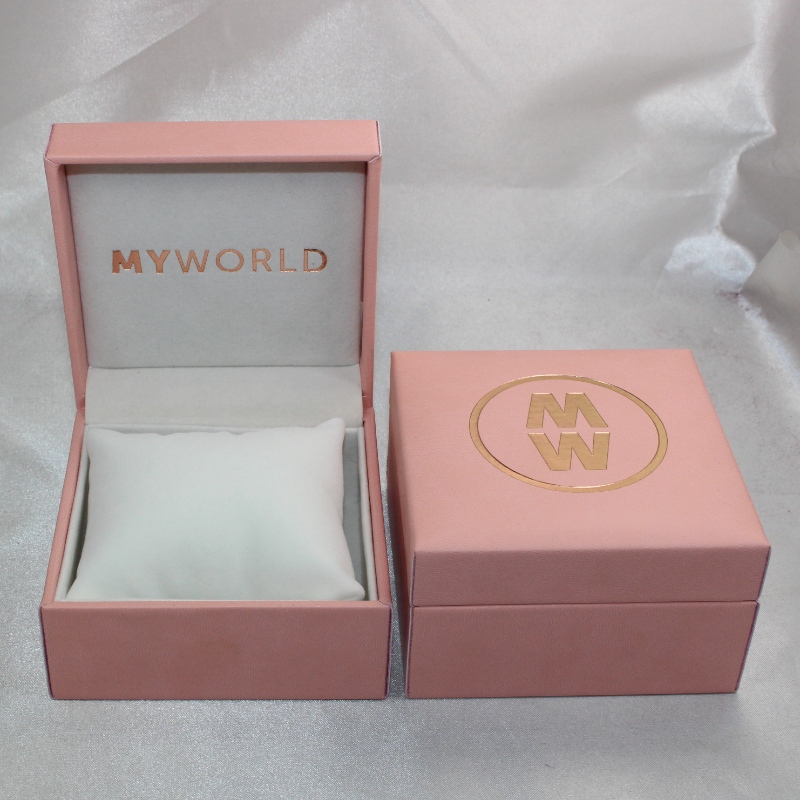 Articolo V-05 scatola quadrata in similpelle di plastica per orologio. mm. 100 * 100 * 60, pesa circa 194 g