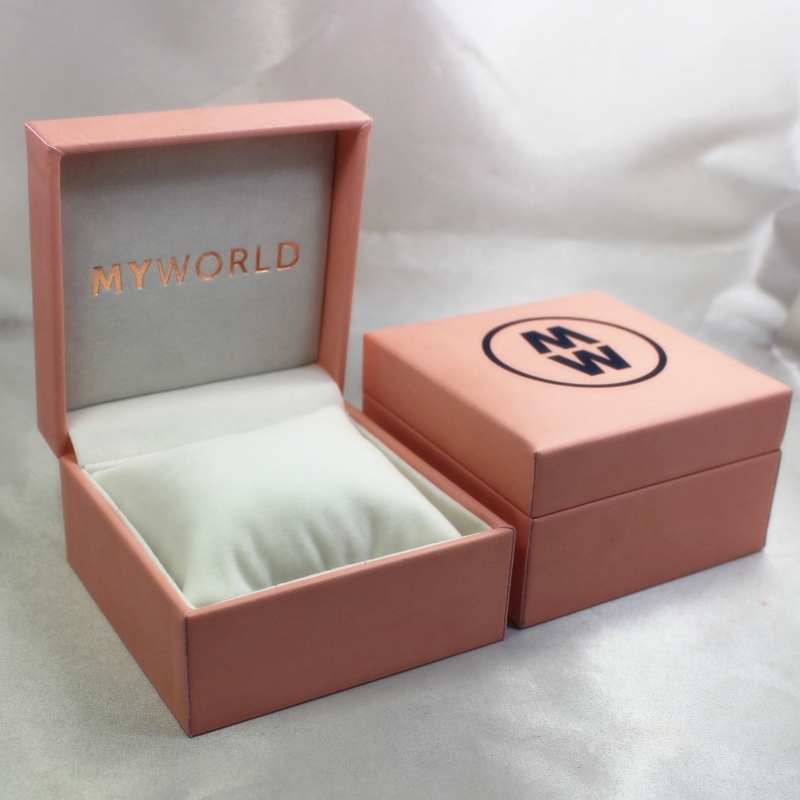 Articolo V-05 scatola quadrata in similpelle di plastica per orologio. mm. 100 * 100 * 60, pesa circa 194 g