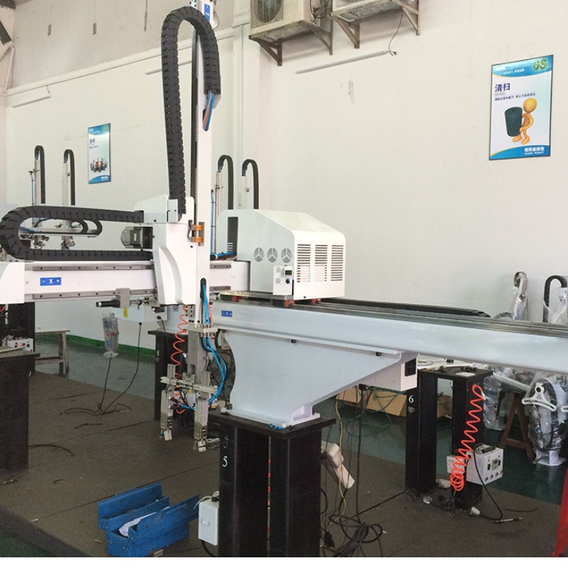 Un servo robot monoasse per macchine per lo stampaggio ad iniezione