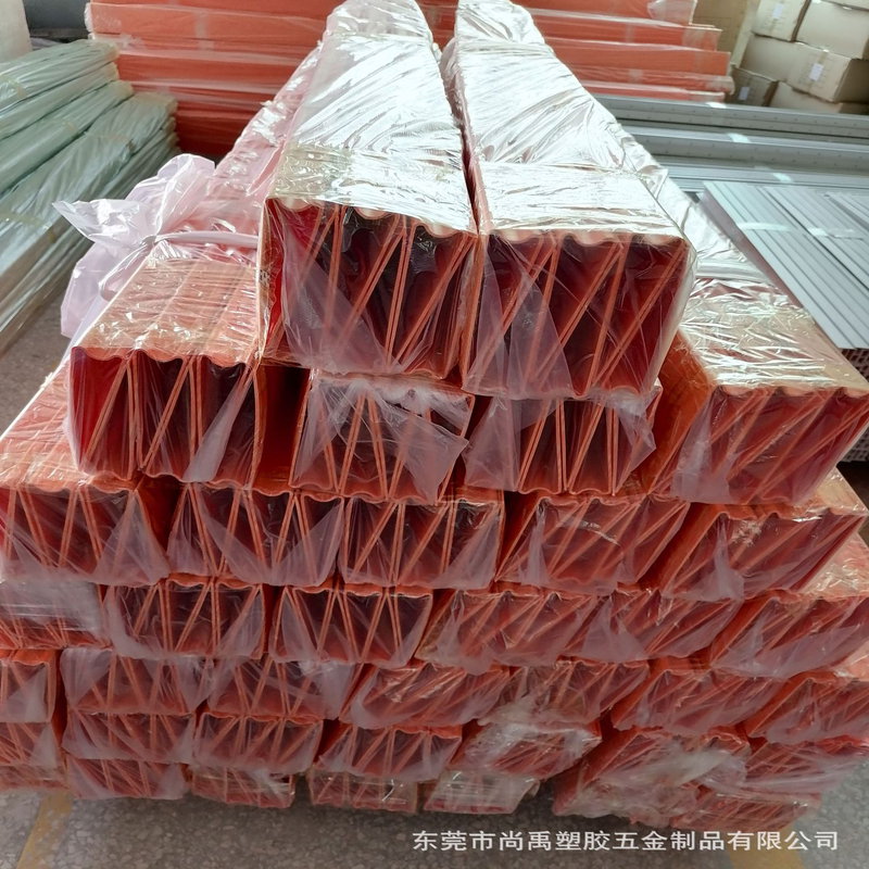 Estrusione di profili per binari in plastica pvc personalizzata per avvolgimento in acciaio