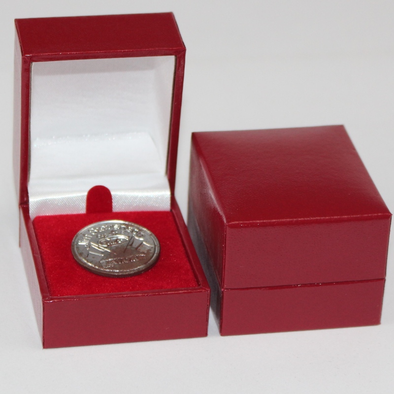 Elemento V-07 scatola di plastica quadrata coperta da carta in pelle per diametro 25-30 mm moneta, distintivo, anello, ecc mm.46*53*38, pesi circa 40g