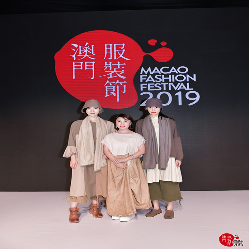 Retro ed elegante, controllare bluse, pantaloni plaid, gonna a quadri, elementi a plaidnon sono mai grassi da indossare.