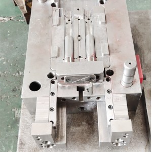 Stampaggio ad iniezione di plastica delle parti automobilistiche dell\'acciaio di fabbricazione ad alta velocità di dimensione su ordinazione