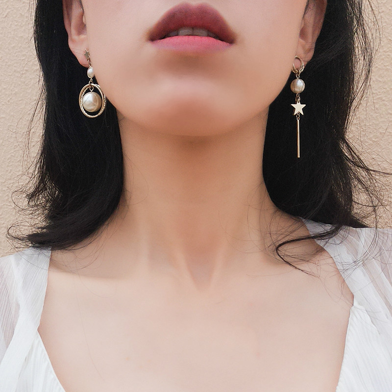 La versione coreana degli orecchini dell'umore della moda