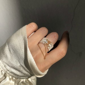 Anello di apertura del pizzo vintage scavato