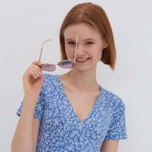 Mini lunghezza avvolgente attorno a manica corta con scollo a manica corta