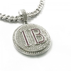 Ciondolo diamante inciso a lettera rotonda alla moda con catena