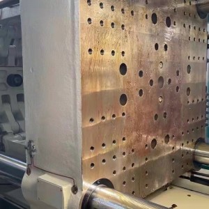 Stampatrice a iniezione di seconda mano 600T