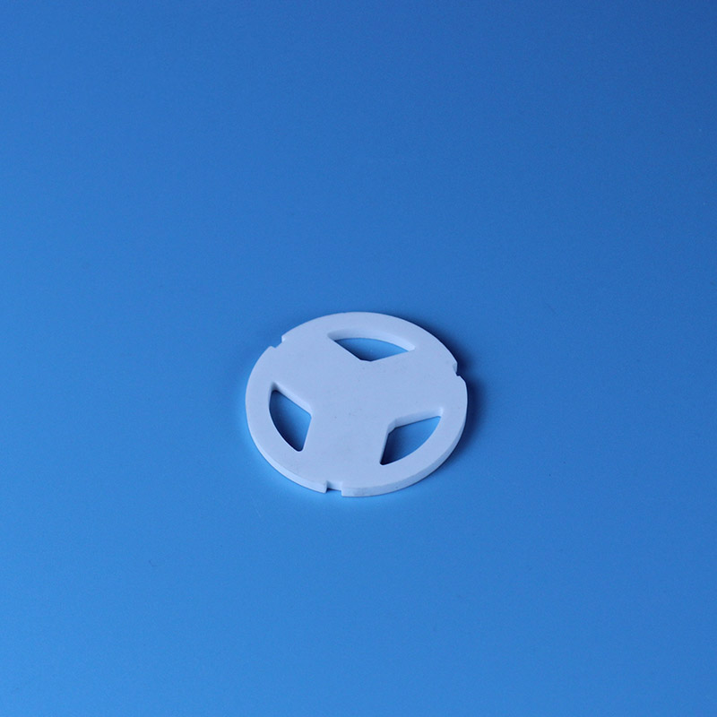 Sulla durezza di lavorazione e la fragilità di 99 ceramiche di allumina