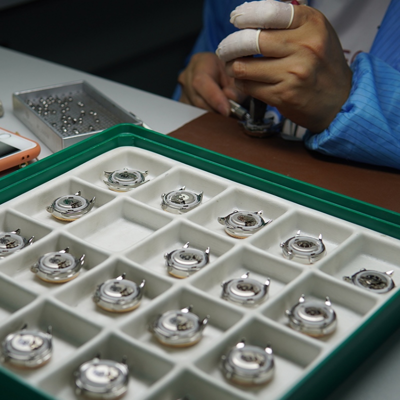 Perché orologi e guardano tutti ruotano a destra?