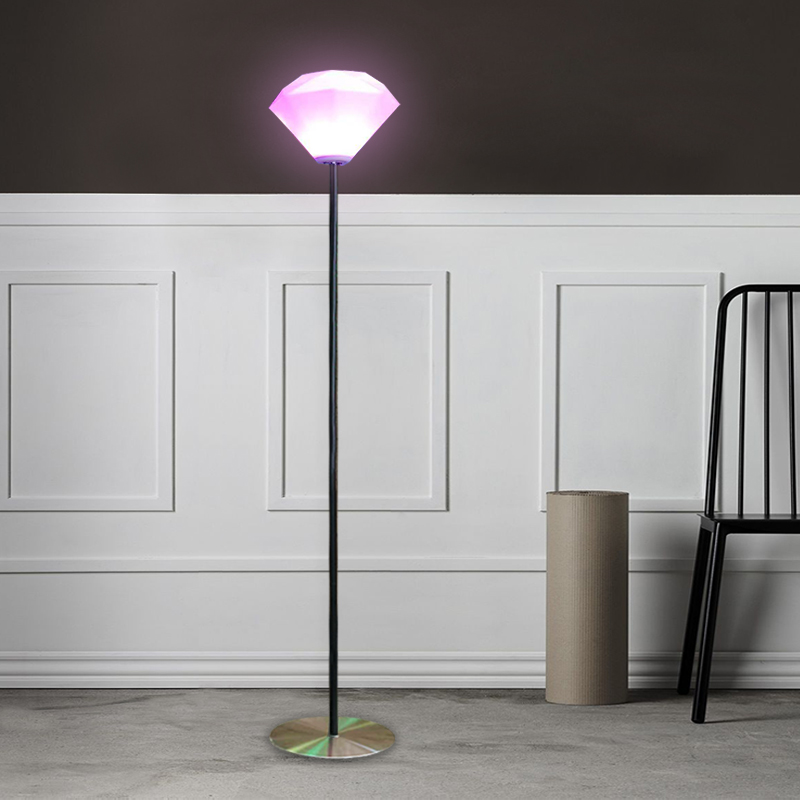 2022 Nuova lampada da pavimento della casa minimalistanordica, lampada da pavimento a LED RGB in piedi, lampada da giardino da giardino da esterno diamante a diamante creativa con palo della luce in ferro battuto